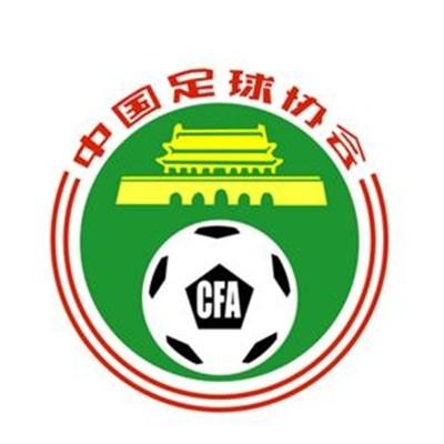 卡戴珊当天的穿搭相当热辣，整套造型虽然选择了低调浅灰色，但是重点在衣服的设计。
