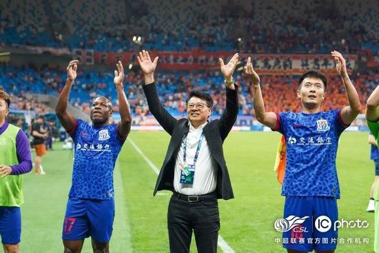 “大表哥”丹·史蒂文斯饰演的“野兽”背对贝尔，低头似乎在沉思，城堡在飘雪的空中更显清冷阴暗，贝尔是否能解除魔咒还 艾玛·沃森《美女与野兽》曝新剧照 野兽噘嘴卖萌 2017-01-13 近日，由艾玛•沃森主演的迪士尼认真版《美女与野兽》登上杂志封面并曝出一组全新剧照，与之前明亮的复古风格相比，此次剧照色调稍显阴暗。