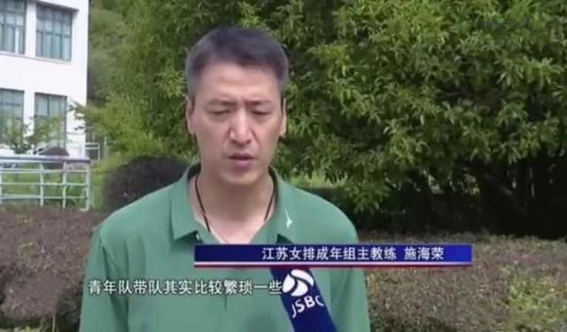 当天，不仅范冰冰、李冰冰两位女神惊艳亮相，产后首度公开亮相的姚晨也身着抹胸短裙出席，身材恢复神速，让现场媒体惊叹。