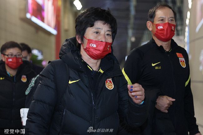 海报中，“三兄妹”聚集在蓝天下，清新明朗的氛围令人眼前一亮。