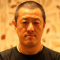 演员艾洛蒂·袁身着深透视V白色礼服现身，大秀性感半球。