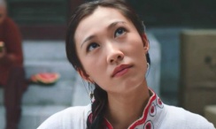 吴佩慈当日身穿的单品就直追平价，搭配起来平均单价都在新台币两千元（约人民币400元）左右，却也能穿出与众不同的明星气质。